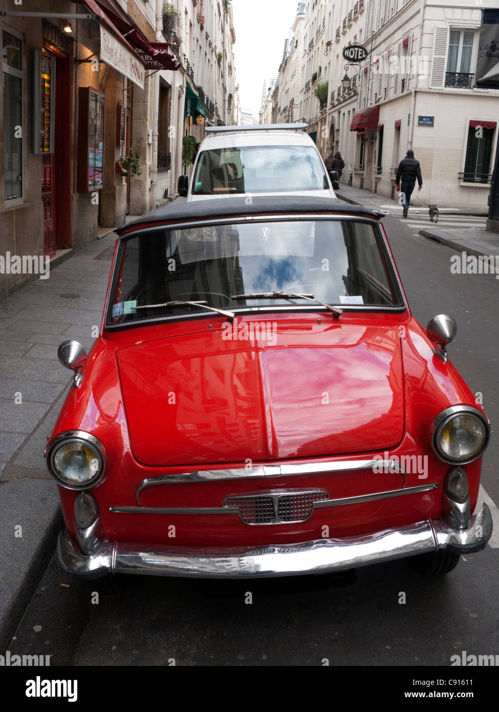 Un Autobianchi auto parcheggiate sulla Rue Saint Louis en L'Ile a Parigi. La Autobianchi è un classico del XX secolo vettura progettata da Foto Stock