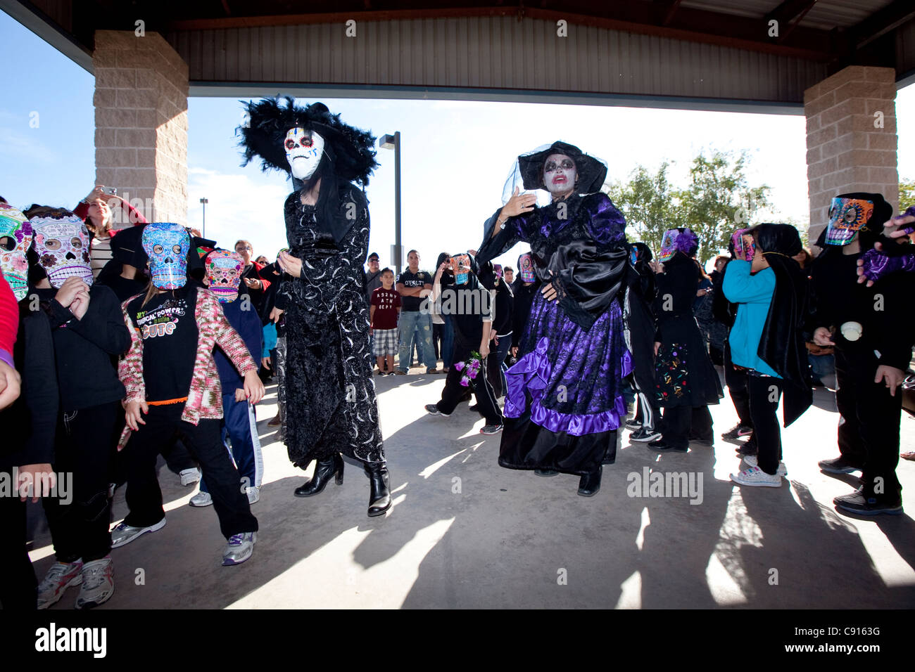 Texas scolari attendere prima di eseguire l'annuale Kyle, TX 'Day dei morti" o Dia de los Muertos celebrazione Foto Stock