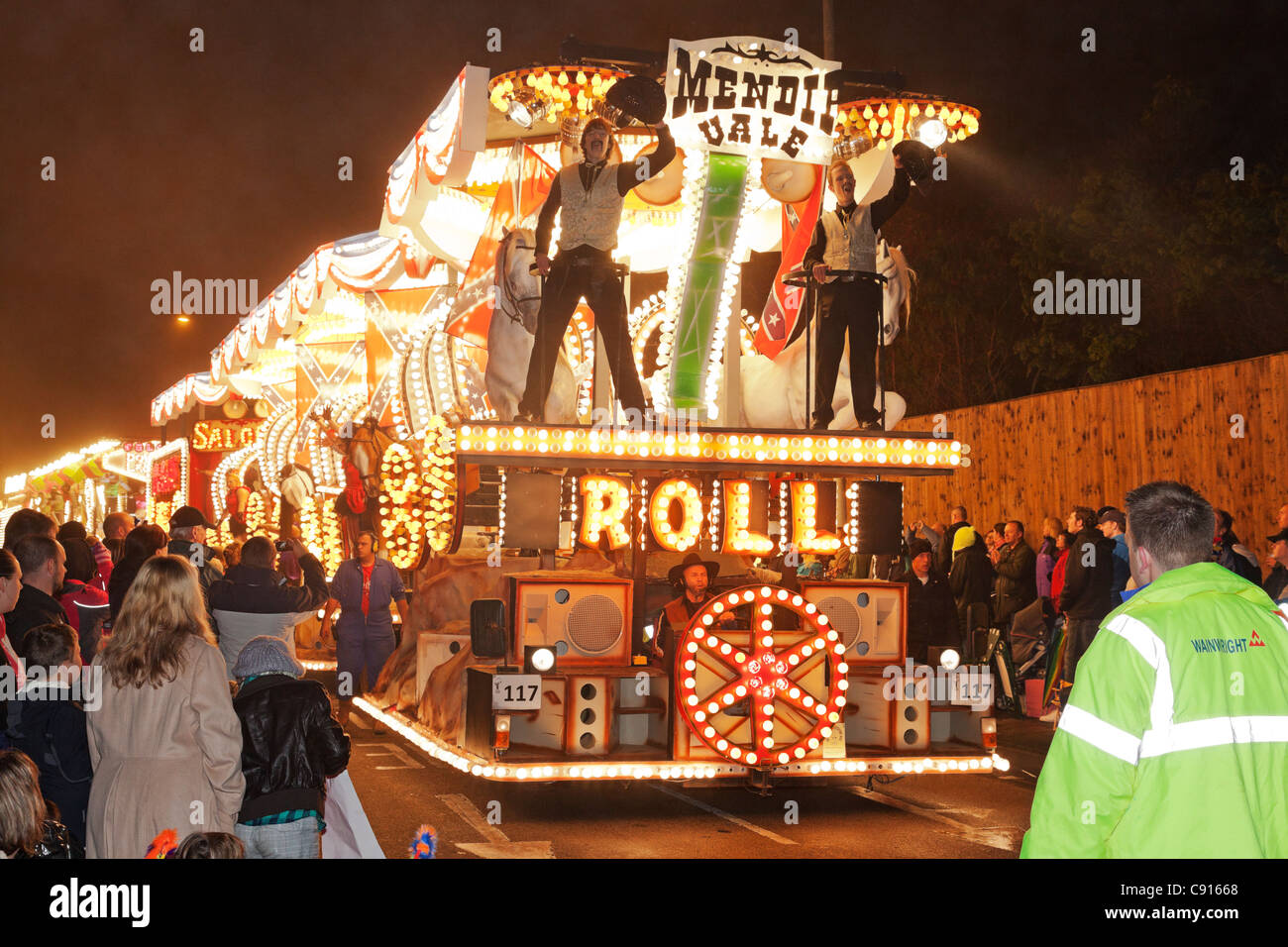 Rotolo di carri da Mendip Vale il Carnevale Club nel 2011. Foto Stock