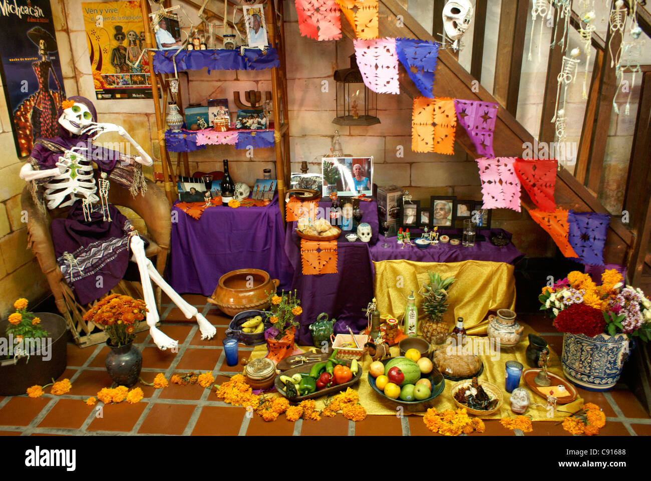 Decorate Mexican giorno dei morti o Dia de los Muertos altari, Mazatlan, Sinaloa, Messico Foto Stock