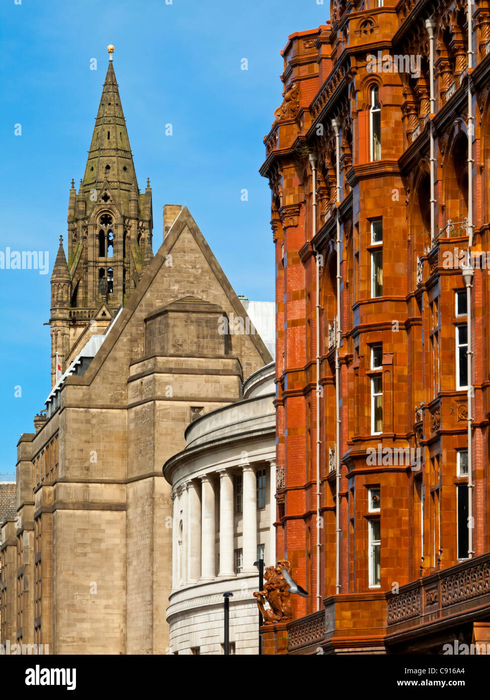 La Midland Hotel sulla destra e parte della cupola della Biblioteca centrale nel centro della città di Manchester Inghilterra England Regno Unito Foto Stock