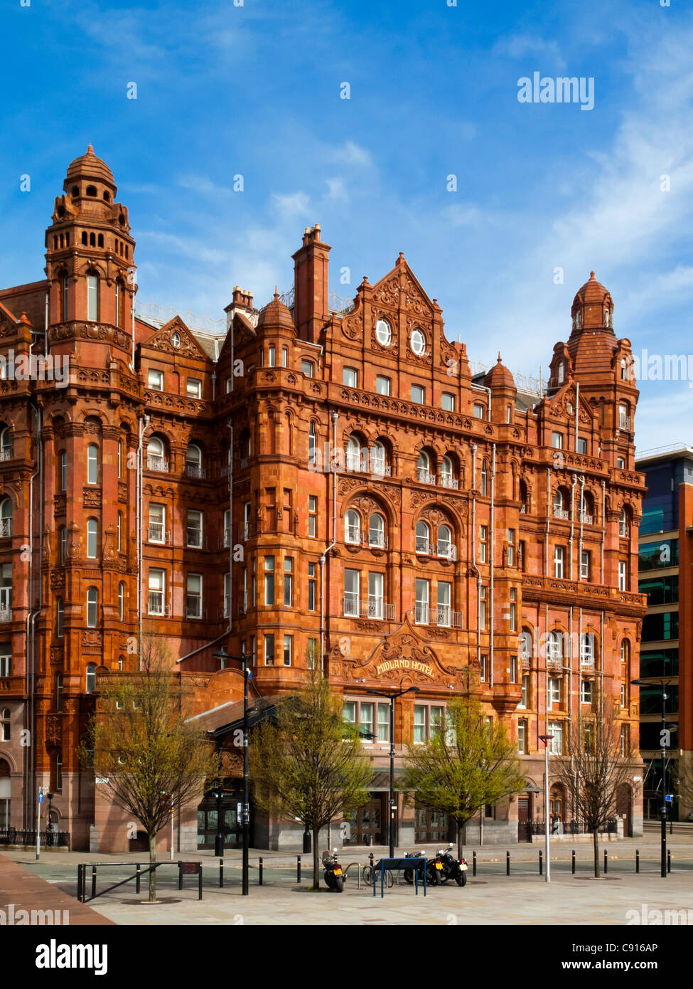 La Midland Hotel nel centro di Manchester Inghilterra England Regno Unito che ha aperto nel 1903 ed è rivestita in mattoni rossi e terracotta Foto Stock