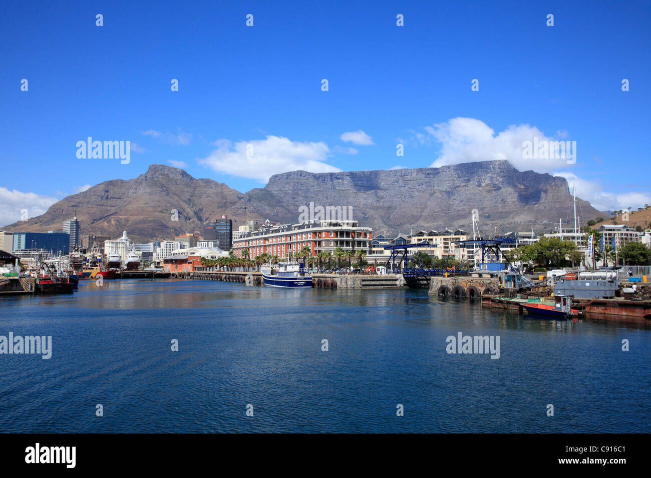 Table Mountain domina lo skyline sopra Città del Capo ed è uno splendido sfondo per i paesaggi urbani e le vedute del porto. Foto Stock