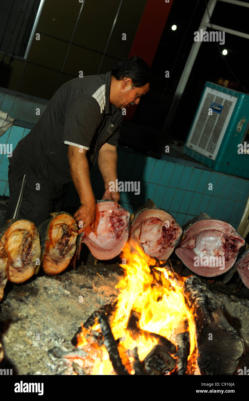 L'Iraq, Baghdad, Masgouf Baghdadi una specialità di pesce serviti in una fila di ristoranti lungo Abu Nawas street sul Tigri rive Foto Stock