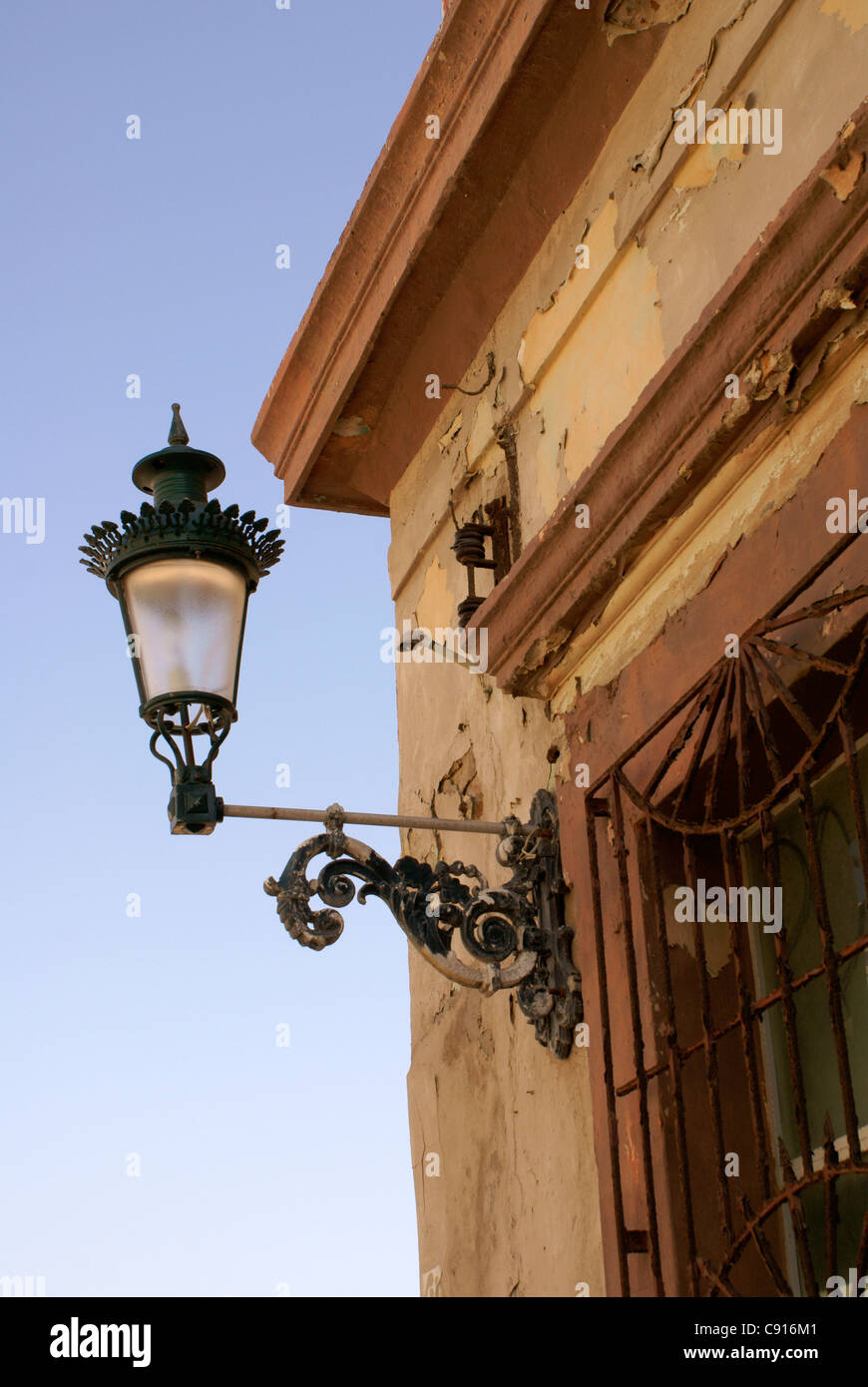 Lanterna di metallo sull'angolo di un edificio del XIX secolo in Old Mazatlan, Sinaloa, Messico Foto Stock