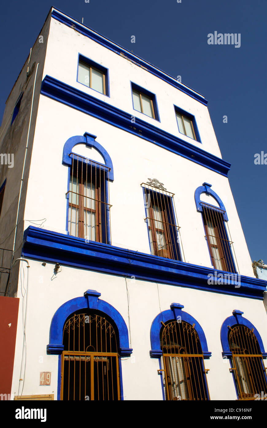 Blu e Bianca facciata di un restauro di un edificio del XIX secolo in Old Mazatlan, Sinaloa, Messico Foto Stock