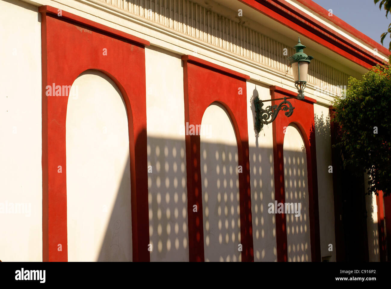 Ombre sulla facciata di un edificio del XIX secolo in Old Mazatlan, Sinaloa, Messico Foto Stock
