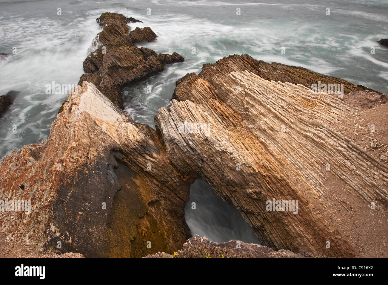 Le frastagliate rocce e dirupi del Montana de Oro parco dello Stato della California. Foto Stock