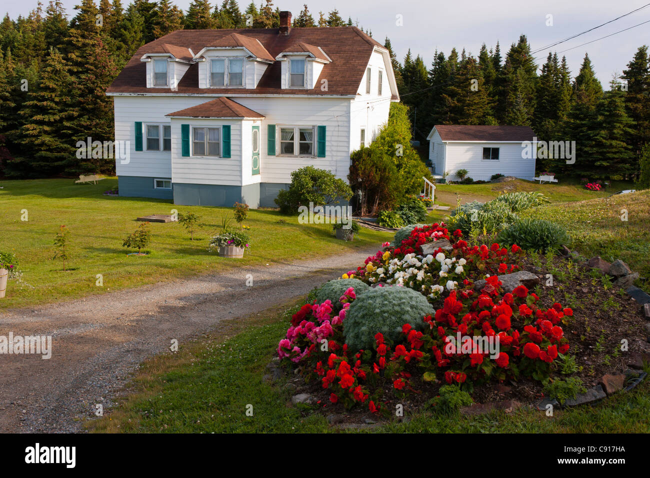 Giardino fiorito e casa in Twillingate, Terranova, Canada Foto Stock