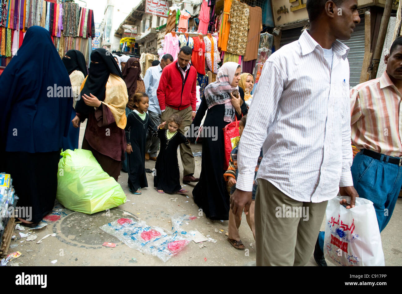 Un vivace mercato del medio oriente. Foto Stock