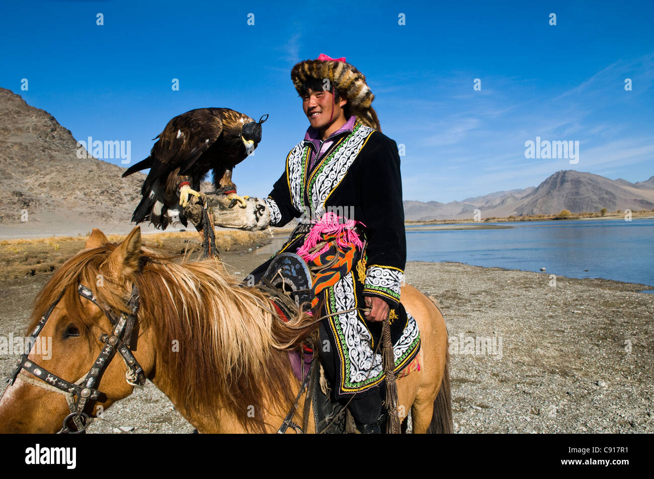Un aquila kazaka cacciatore con il suo Golden Eagle. Foto Stock