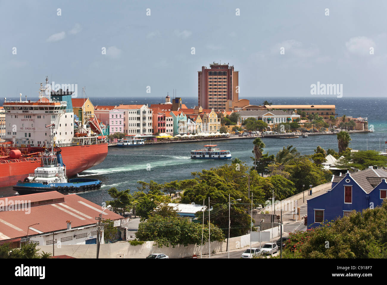 Curacao, isola dei Caraibi, Willemstad. Case storiche sul lungomare. La petroliera e il traghetto Annabaai st. Foto Stock