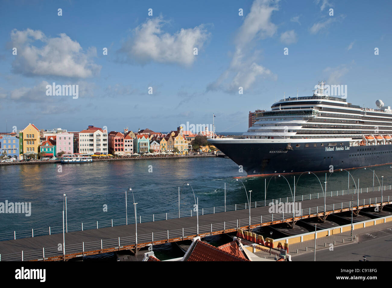 Curacao, isola dei Caraibi, Willemstad. Punda trimestre. Nave da crociera Westerdam chiamato Holland America Line. Foto Stock