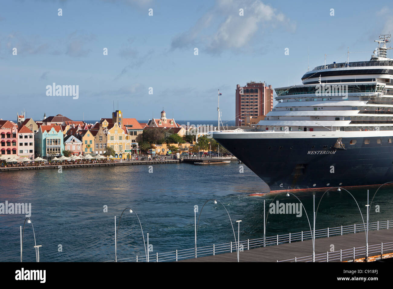 Curacao, isola dei Caraibi, Willemstad. Punda trimestre. Nave da crociera Westerdam chiamato Holland America Line. Foto Stock