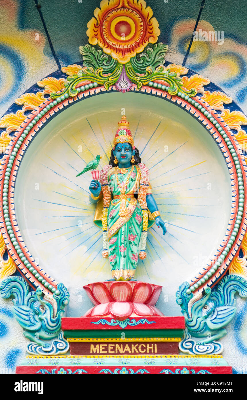 Immagine di porcellana di Meenakshi, la consorte di Shiva, dal Tempio Hindu Sri Mariamman nella città di Ho Chi Minh, Vietnam. Foto Stock