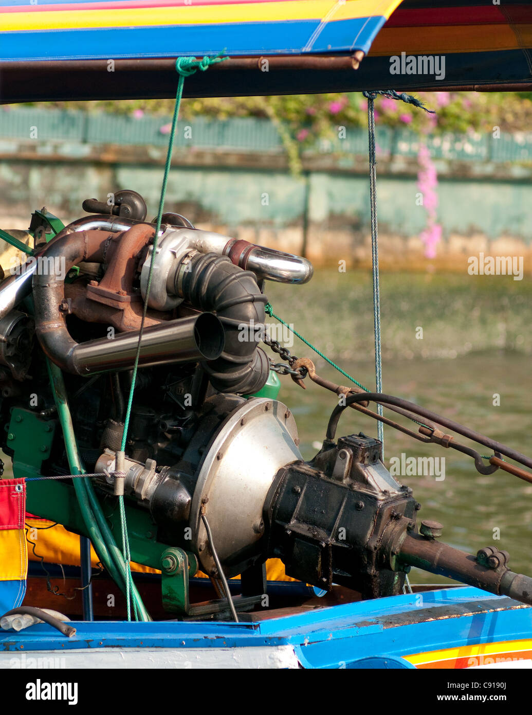 Motore turbocompresso di longtail boat su del Fiume Chao Praya in Bangkok, Tailandia. Foto Stock