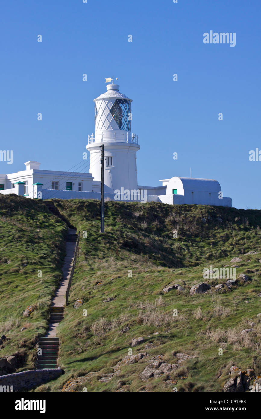 Strumble Head Lighthouse è un elettrico luce senza equipaggio e fu costruito nel 1908-09 su St. Michael's Island Ynys Meicel in Foto Stock