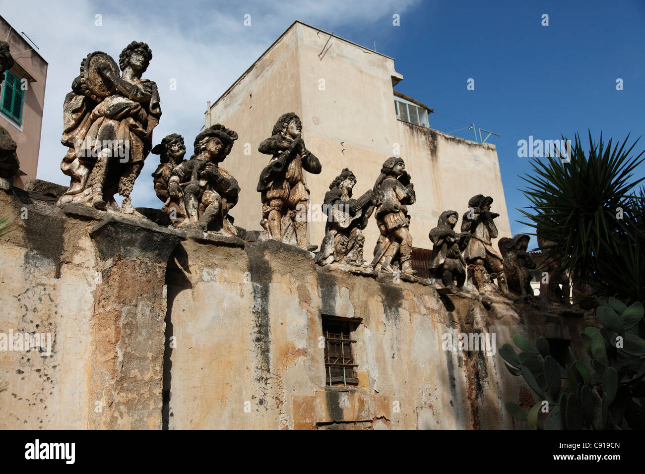 La Villa Palagonia è una settecentesca residenza di lusso e giardino di sculture nella città di Bagheria. Foto Stock