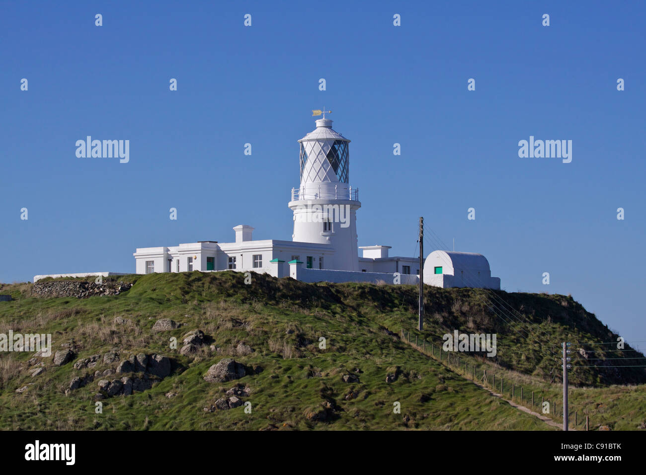 Strumble Head Lighthouse (elettrica e senza equipaggio) fu costruito nel 1908-09 e sorge su St. Michael's Island (gallese - Ynys Meicel) Foto Stock