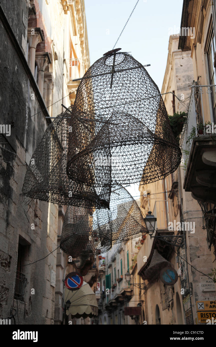 Le reti da pesca vengono appesi ad asciugare nelle viuzze della vecchia città di Siracusa e Ortigia. Foto Stock