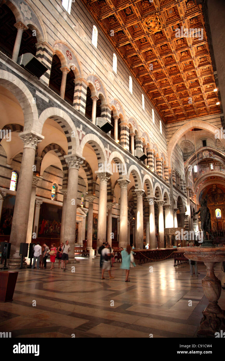 Il Duomo di Pisa è una cattedrale costruita in epoca bizantina lo stile architettonico in marmo e in pietra che si erge nella piazza dei Foto Stock