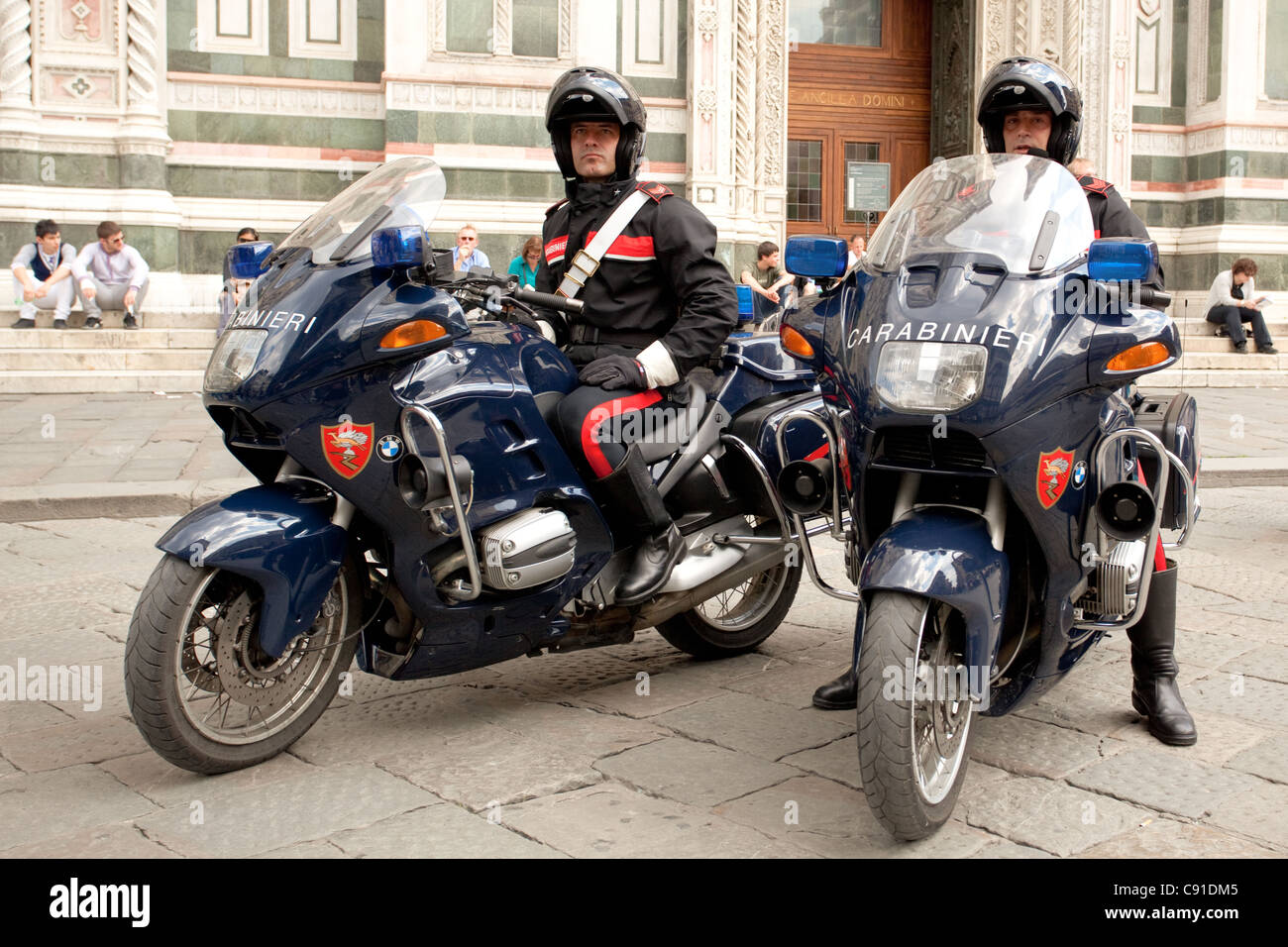 Local carabinieri poliziotti del motociclo nel centro di Firenze.Italia Foto Stock