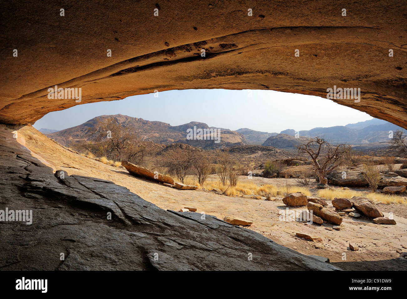 Rock shelter Phillipp's Cave con vista su savannah, Ameib, Erongo mountains, Namibia Foto Stock