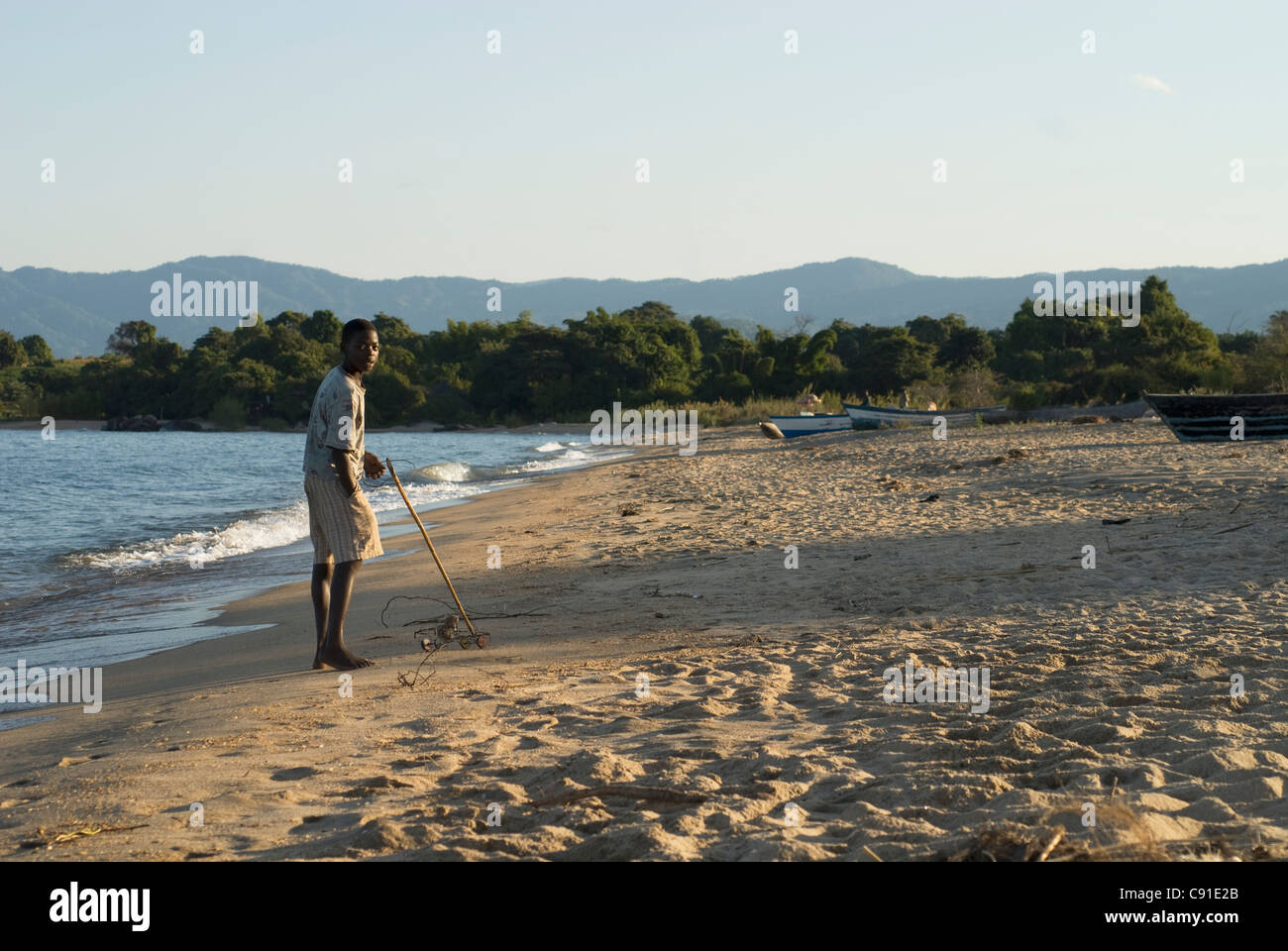 Mwaya Beach è una spiaggia in sabbia sulla riva del lago Malawi tra Nkhotakota e Nkhata Bay. Foto Stock