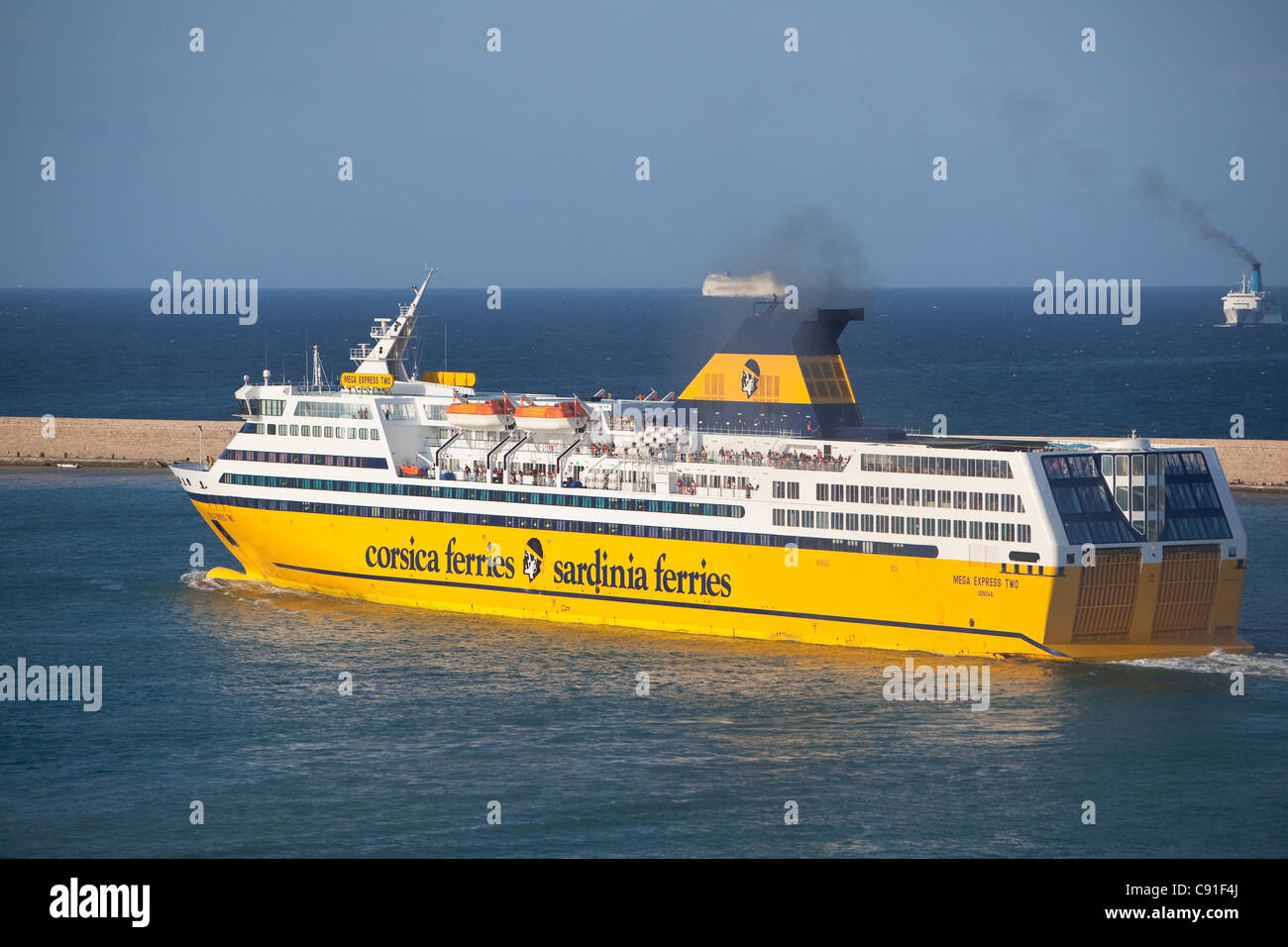 La mattina presto in barca a vela in traghetto dal porto di Livorno Italia per destinazioni nel Mediterraneo. Foto Stock