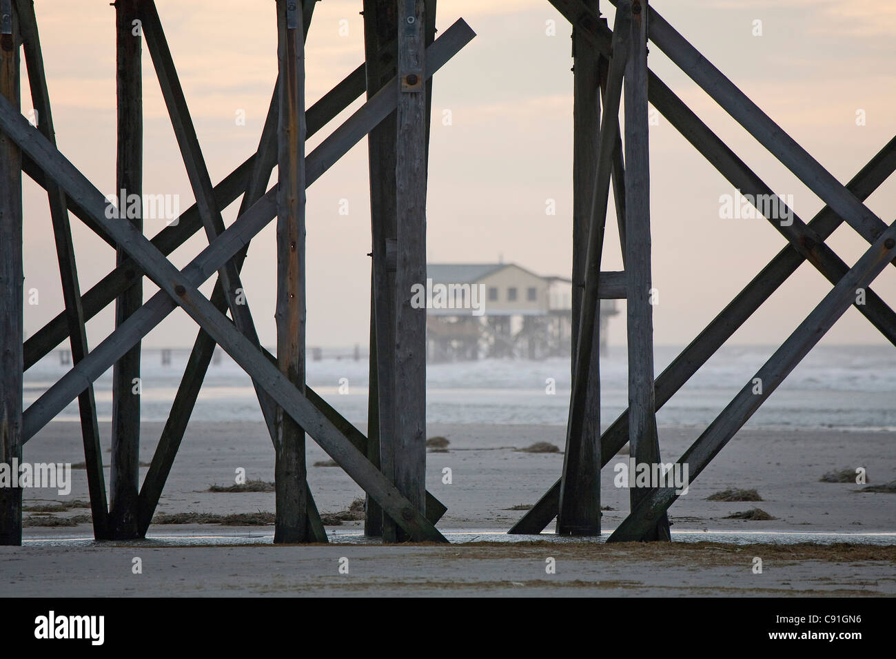 Edifici su palafitte sulla spiaggia di St Peter-Ording, Schleswig-Holstein, costa del Mare del Nord, Germania Foto Stock