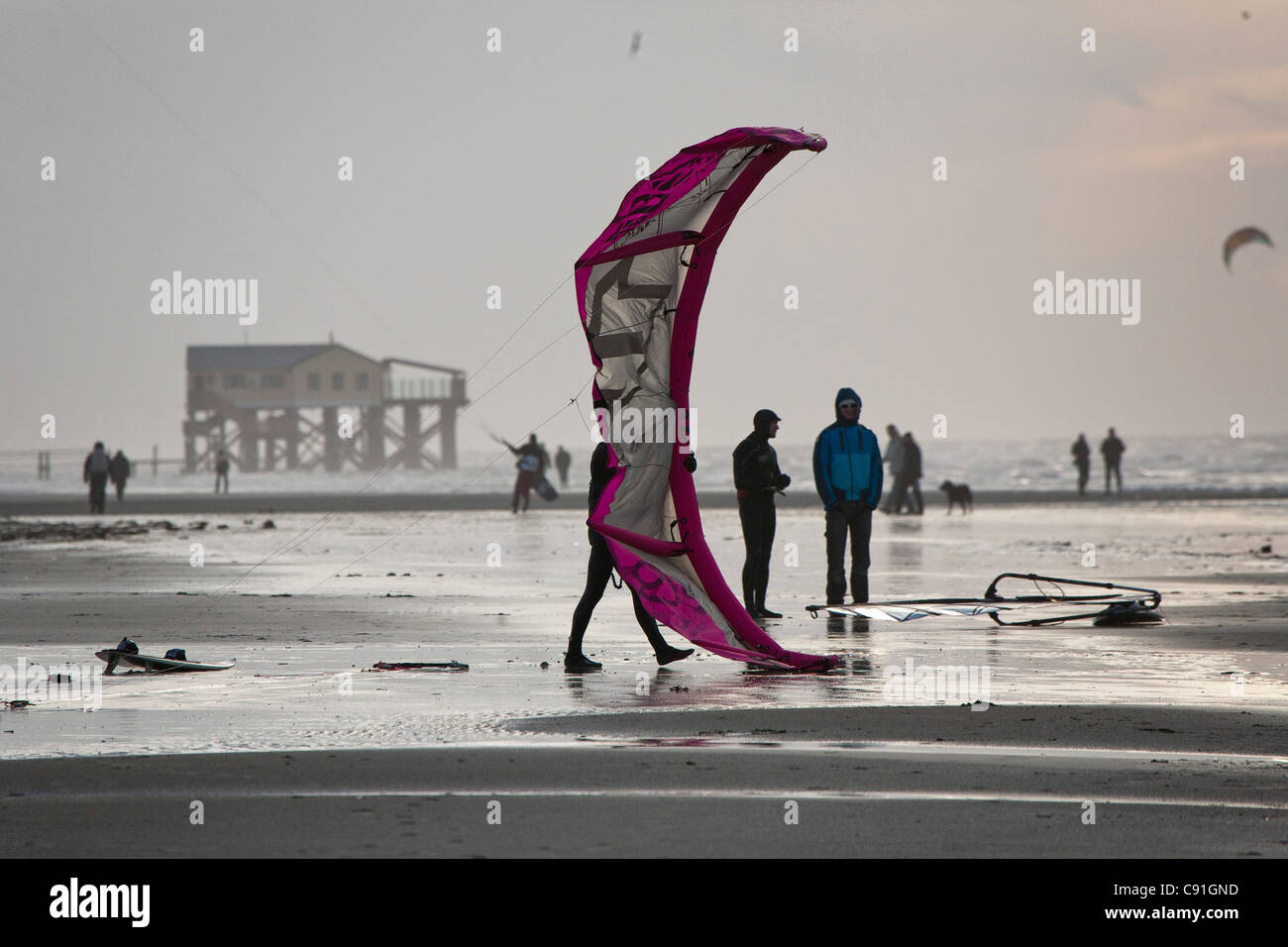 Il kite surf sulla spiaggia di St Peter-Ording, Schleswig-Holstein, costa del Mare del Nord, Germania Foto Stock