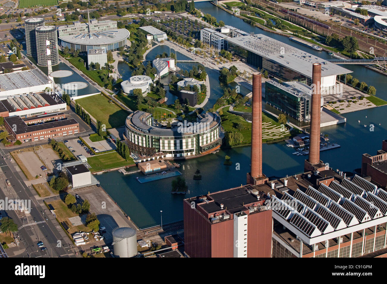 Vista aerea della Volkswagen Autostadt, sale di fabbrica e del parco, Wolfsburg, Bassa Sassonia, Germania Foto Stock