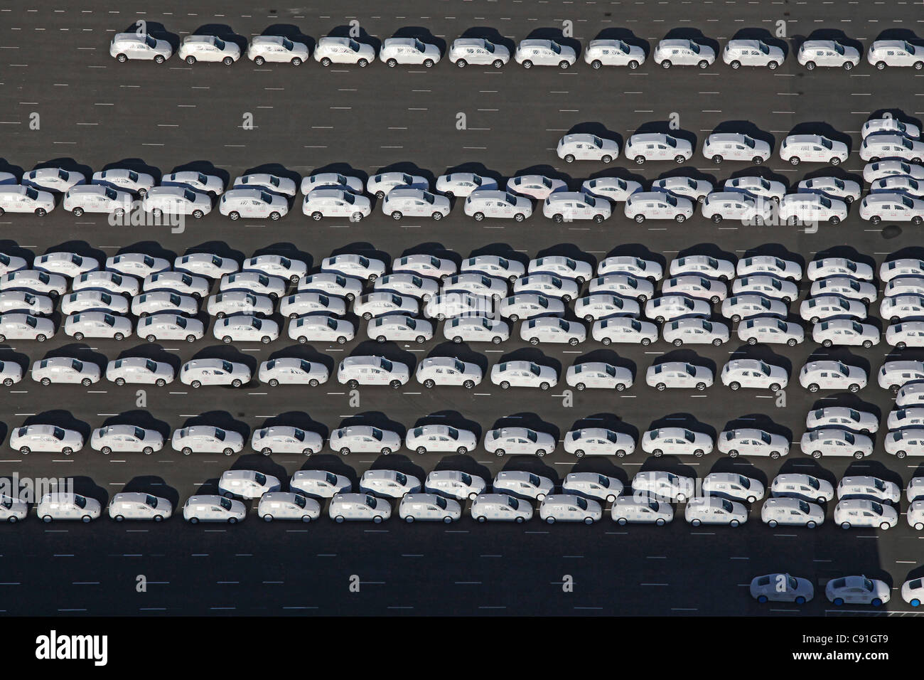 Vista aerea di veicoli nuovi in attesa di essere caricato a Emden Harbour, Emden, Bassa Sassonia, Germania settentrionale Foto Stock