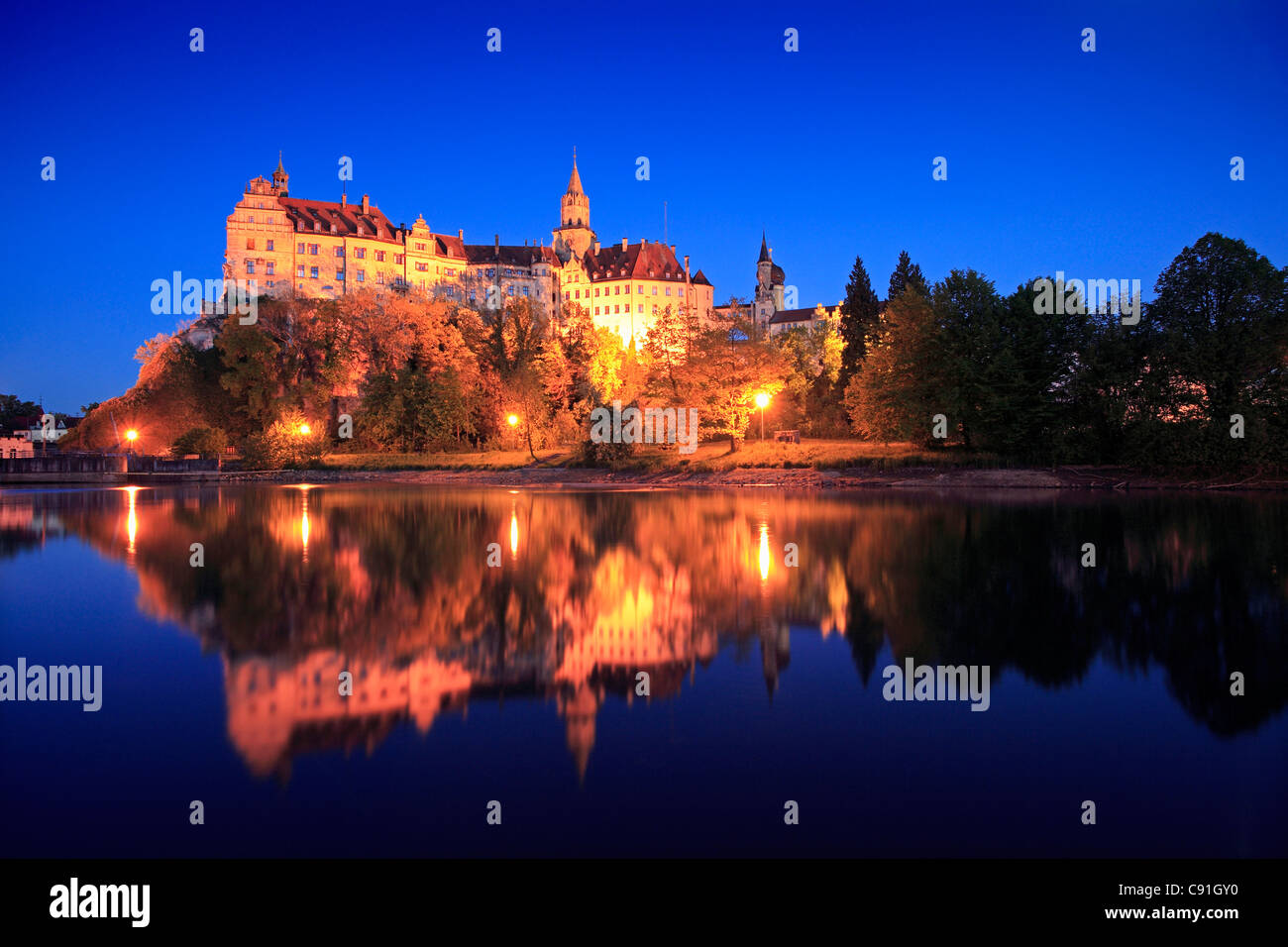 Sigmaringen Castle di notte, Danubio superiore natura park, il fiume Danubio, il Baden-Wuerttemberg, Germania Foto Stock