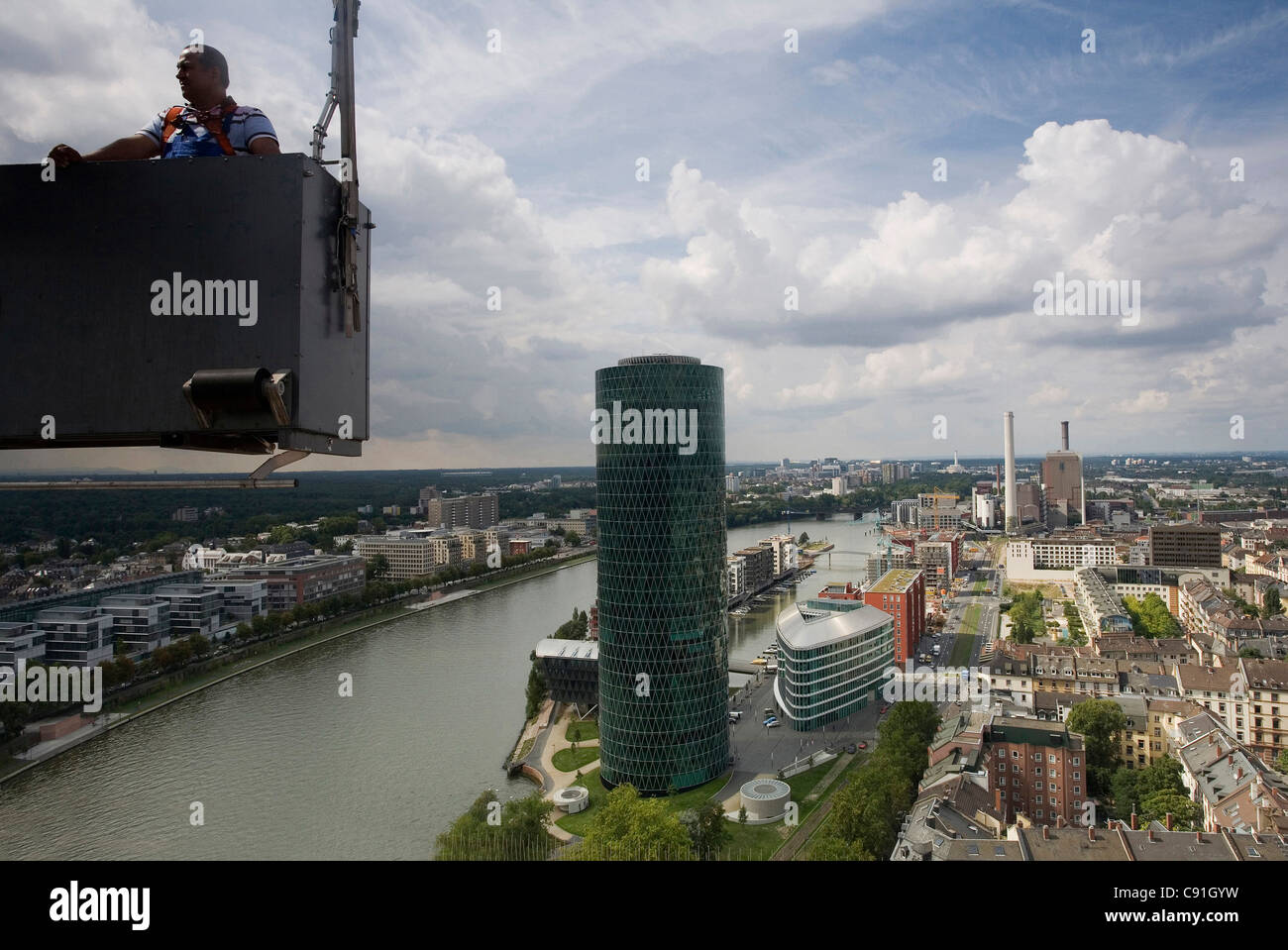 Vista al di sopra del nuovo Westhafen con Westhafen Tower, Frankfurt am Main, Hesse, Germania Foto Stock