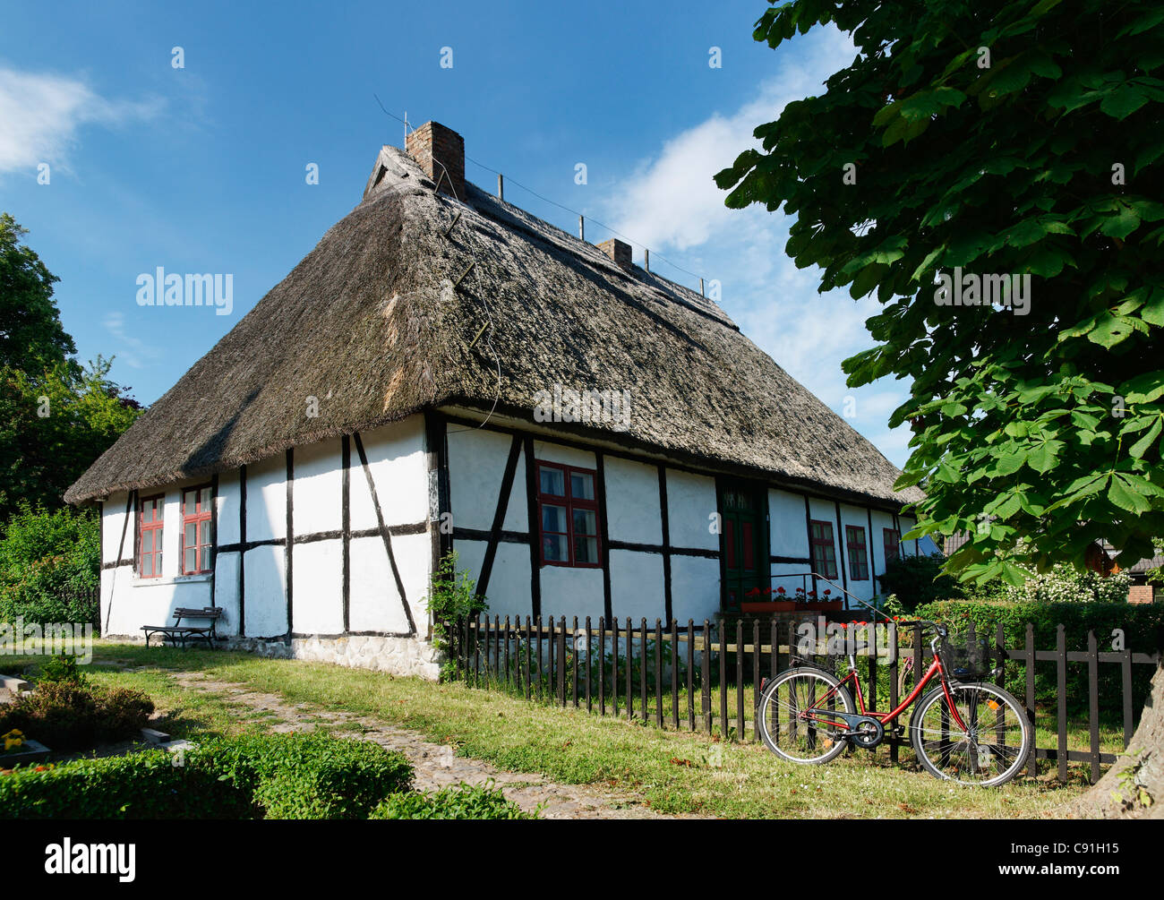 Museo della scuola nella luce del sole, Middelhagen, Ruegen, Meclemburgo-Pomerania Occidentale, Germania, Europa Foto Stock