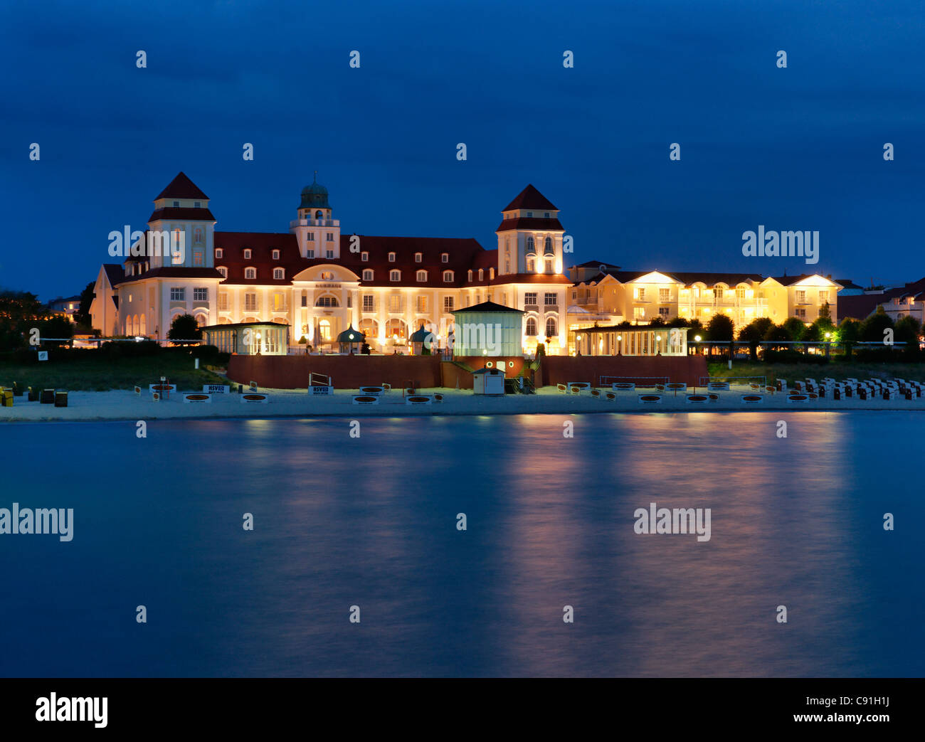 Kurhaus di sera, centro termale Mar Baltico Binz, Ruegen, Meclenburgo-Pomerania Occidentale, Germania Foto Stock