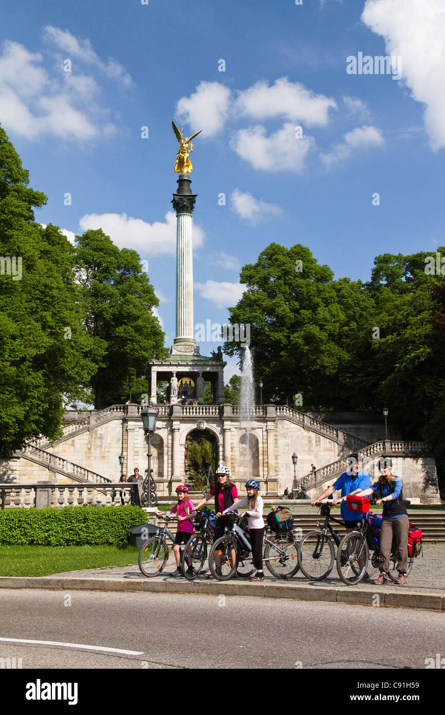 I ciclisti vicino al monumento di Angelo della Pace, Isar percorso ciclabile, Monaco di Baviera, Baviera, Germania Foto Stock