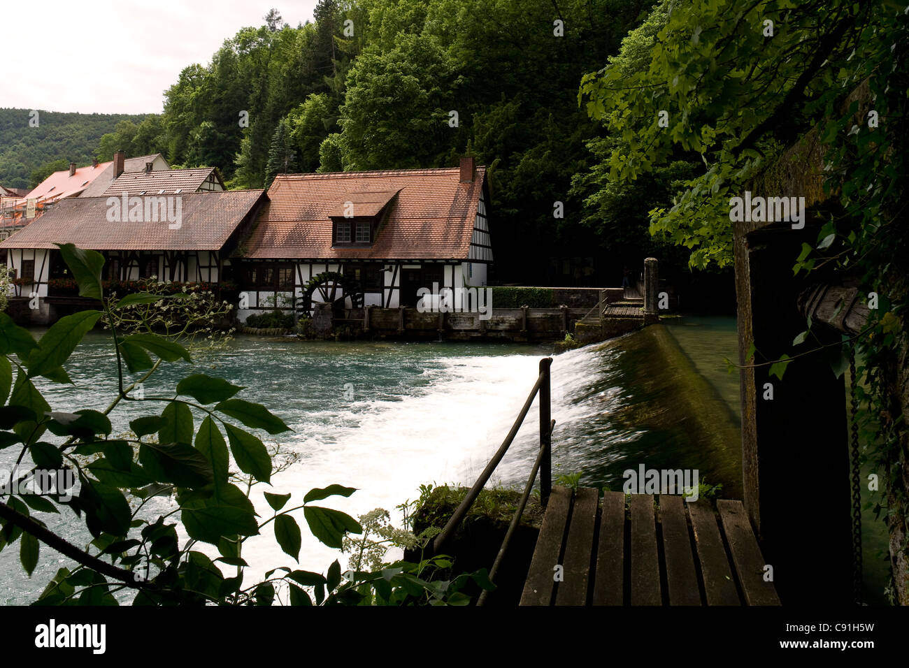 Mulino ad acqua a Blautopf, Blaubeuren, Baden-Wuerttemberg, Germay, Europa Foto Stock