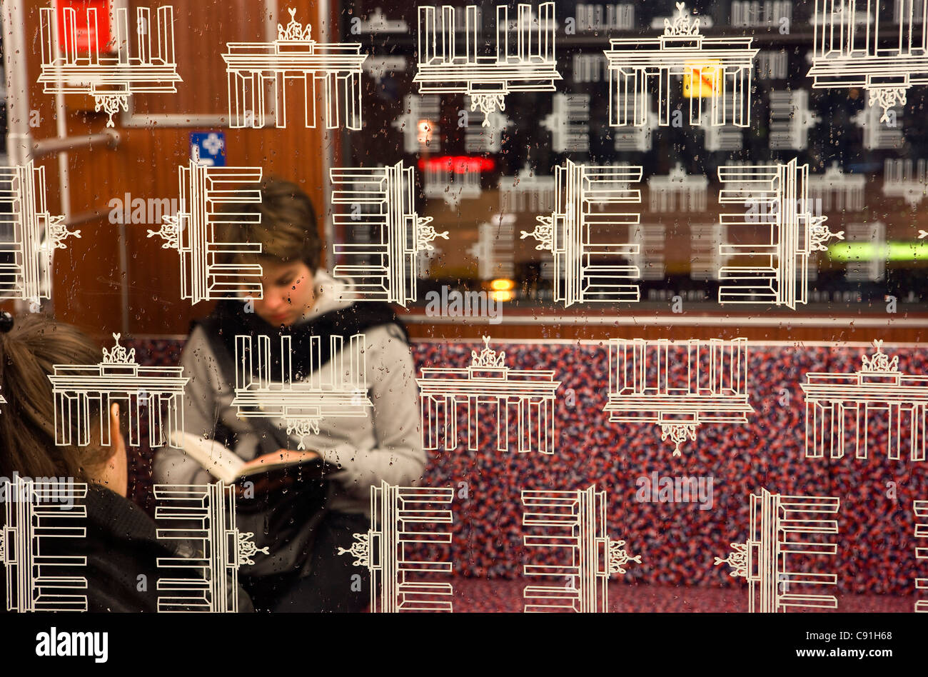 Le persone all'interno della metropolitana di Berlino, Berlino, Germania, Europa Foto Stock