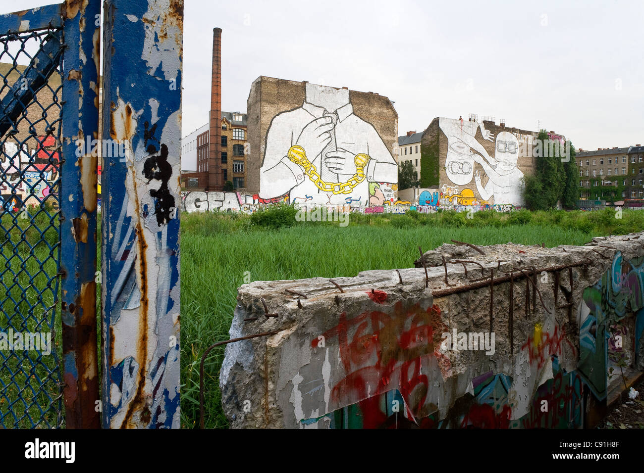 Pitture Murali su edifici a Cuvry Street, Berlino-Kreuzberg, Berlino, Germania, Europa Foto Stock