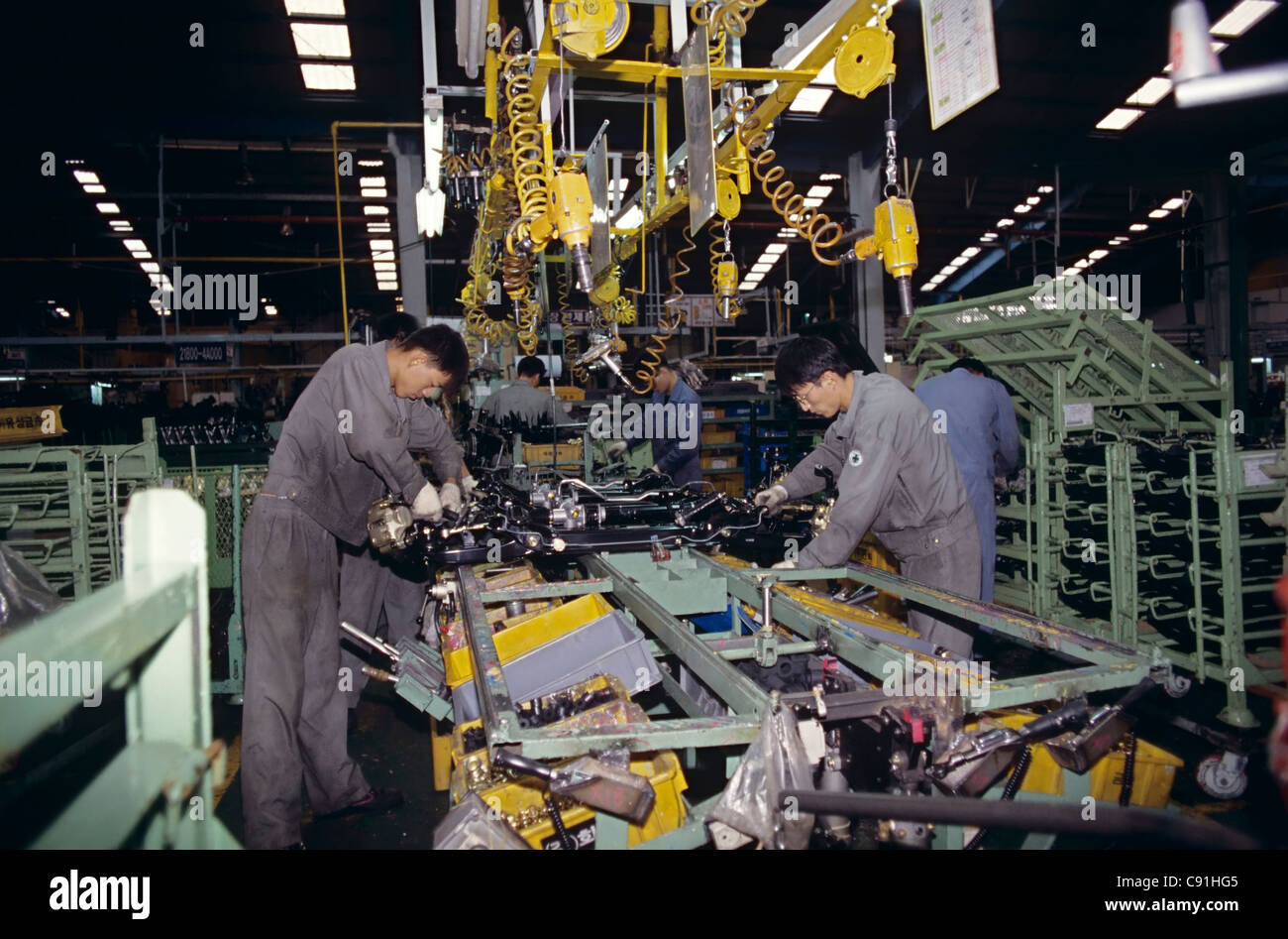 Uomini al lavoro in linea di assemblaggio in Hyundai Auto fabbrica del telaio in Seoul - Corea Foto Stock