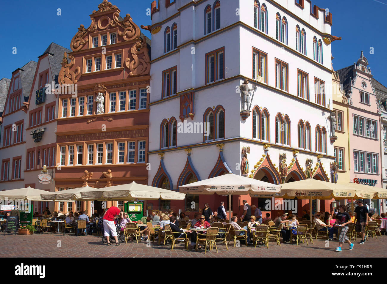 Mercato principale con Steipe e Rotes Haus, Trier, Mosel, Renania-Palatinato, Germania, Europa Foto Stock