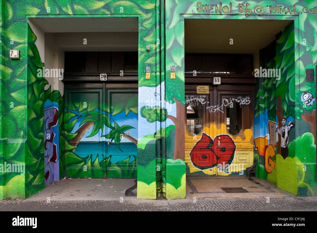 Dipinto di entrata di una casa a Skalitzer Strasse, Berlino-Kreuzberg, Berlino, Germania, Europa Foto Stock