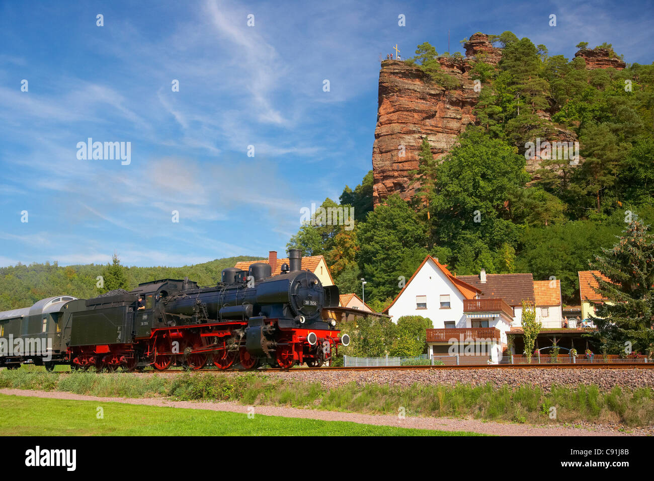 Treno storico chiamato Bundenthaler sotto la formazione di rocce chiamato Jungfernsprung a Dahn Foresta del Palatinato Rhineland-Palatina Foto Stock