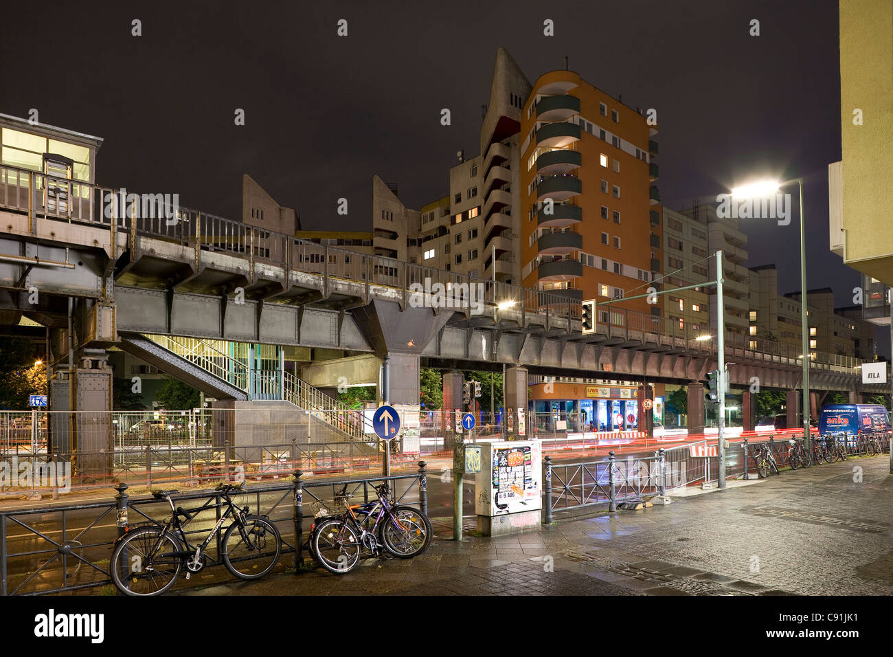 La stazione della metropolitana, Kottbusser Tor, Berlino-Kreuzberg, Berlino, Germania, Europa Foto Stock