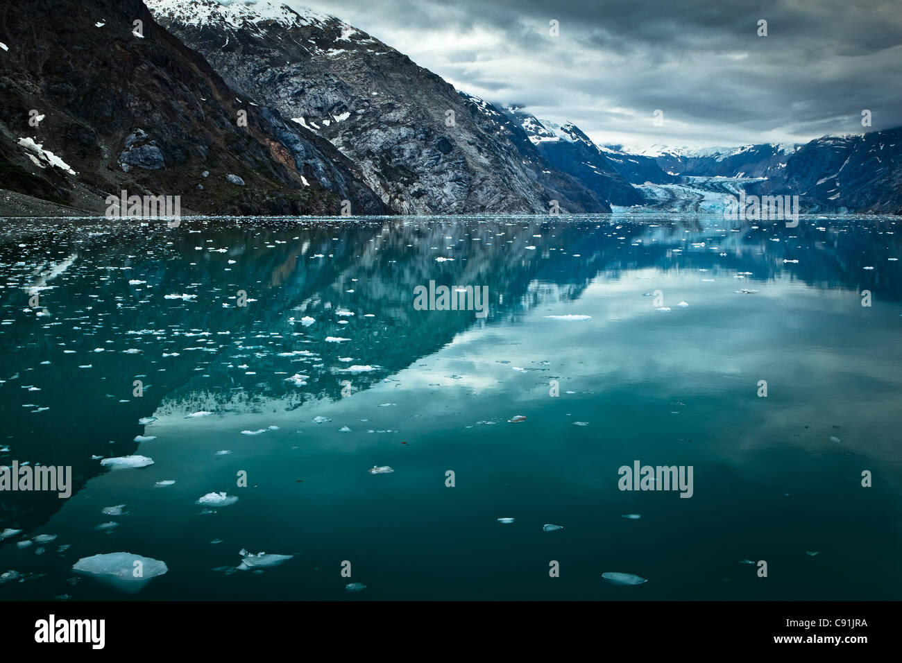 Johns Hopkins ghiacciaio e Gilman ghiacciaio e le loro riflessioni su Johns Hopkins, Ingresso Parco Nazionale di Glacier Bay , Alaska Foto Stock