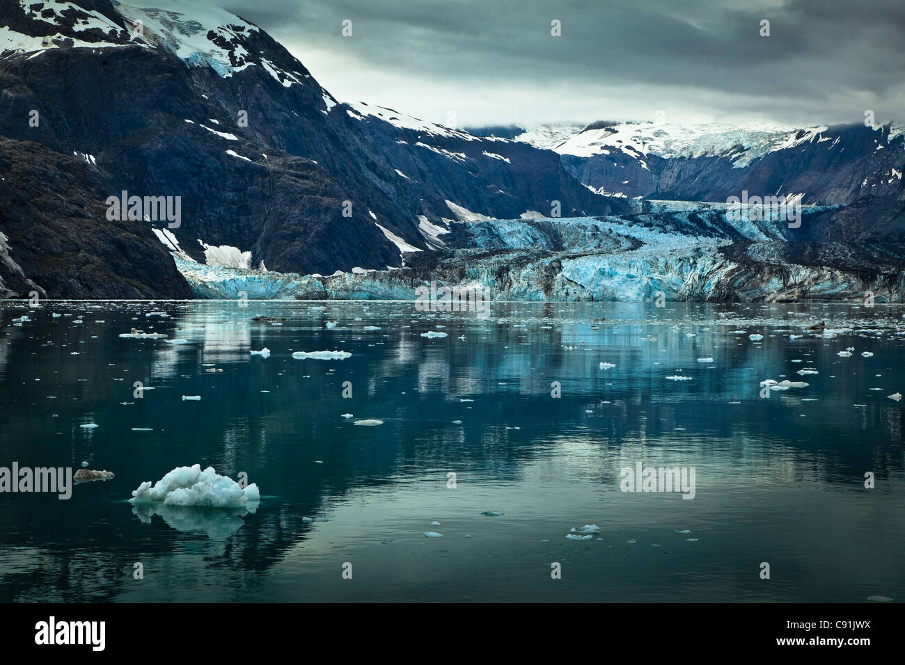 Johns Hopkins ghiacciaio e Gilman ghiacciaio e le loro riflessioni su Johns Hopkins, Ingresso Parco Nazionale di Glacier Bay , Alaska Foto Stock