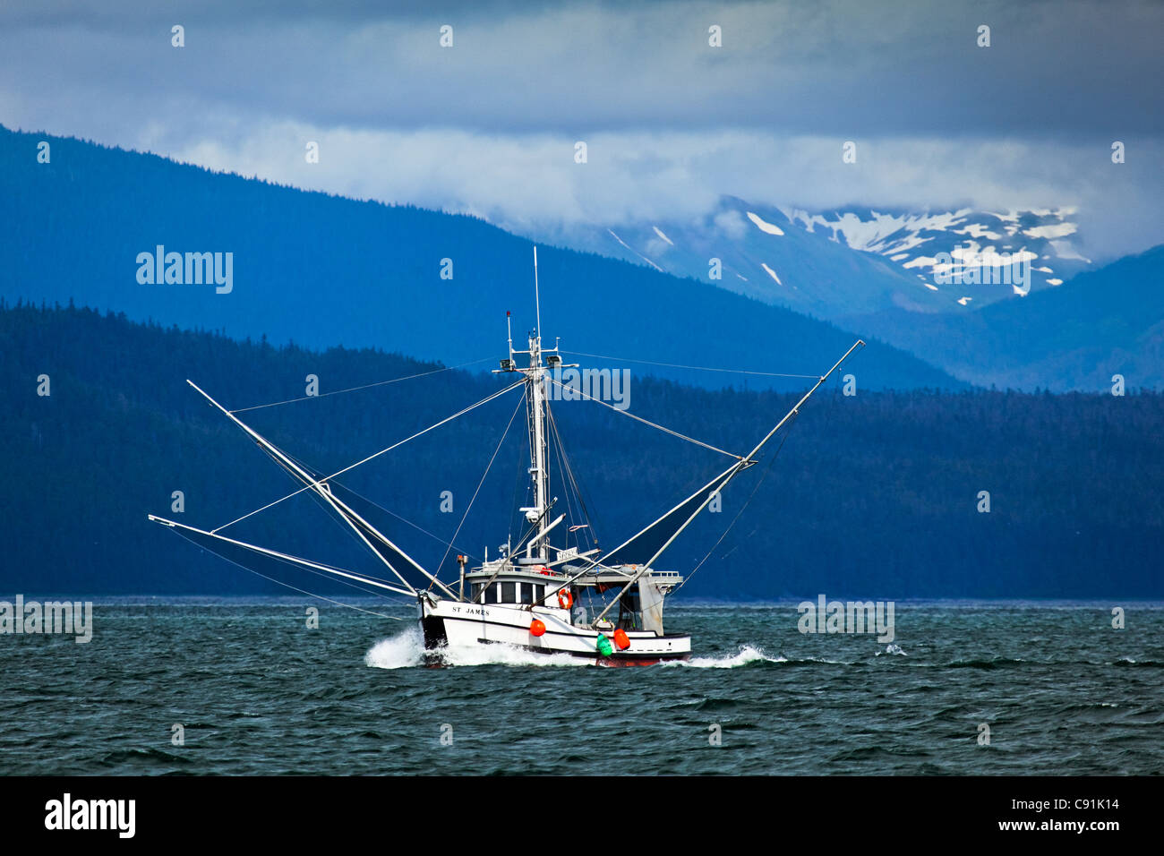 Una barca da pesca vicino a vela Chichagof Island, il Parco Nazionale di Glacier Bay & preservare, a sud-est di Alaska, estate Foto Stock