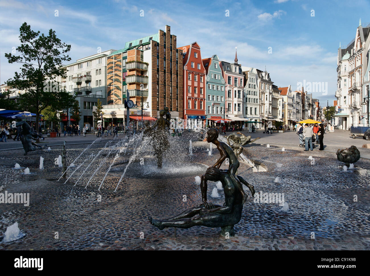 Fontana della gioia di vivere la piazza universitaria Kroepelin Street citta' anseatica di Rostock Meclemburgo-pomerania Germania Foto Stock